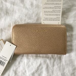 Adrienne Vittandini charging wallet